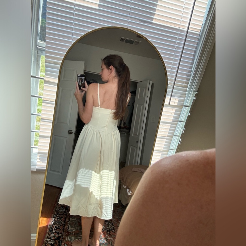 Elegant Cream Midi Dress - Picture 4 of 5